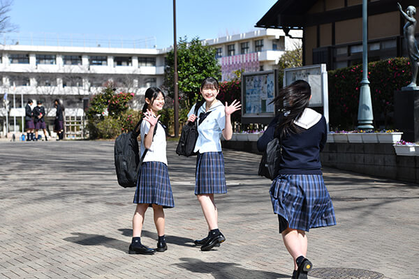 写真：秋草学園高等学校の鞄を持つ生徒