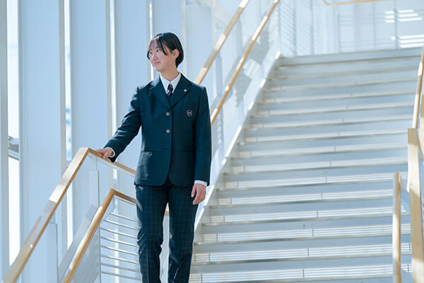 写真：秋草学園高等学校の制服（スラックス）