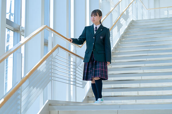 写真：秋草学園高等学校の制服（スカート）