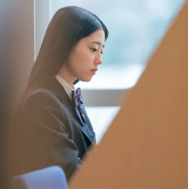 写真：図書館で自習する生徒